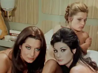 Rosalba Neri (linksvoor) met Edwige Fenech (rechtsvoor) en Eva Thulin (achter Fenech) in (Top Sensation) 1968.