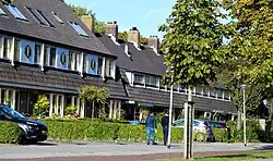 Overgang van de oorspronkelijke tweede fase bebouwing van het Agnetapark aan de Laan van Altena in Delft (rechts) en het nieuw bijgebouwde gedeelte (links).