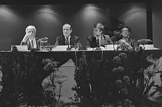 De Leeuw (2e van rechts) (1989)