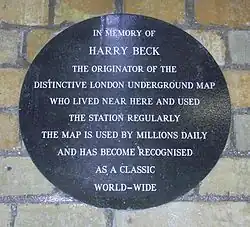 De gedenkplaat voor Harry Beck.