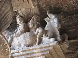 Kapiteel van een zuil boven de hoofdingang