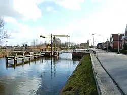 Het Boterdiep in Bedum met de scheve toren van de Walfriduskerk op de achtergrond
