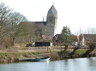 Over het Boterdiep is goed te zien hoe scheef de toren staat