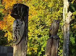 Houtsnijwerk bij de vijver