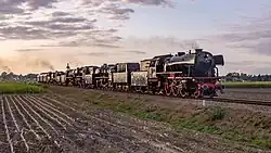 Trein tijdens het evenement 'Terug naar Toen' met vijf stoomlocs in voorspan: 23 076 + 50 3654 + 23 071 + 44 1593 + 50 307 en 64 415; 31 augustus 2018.