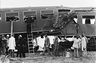 In elkaar gedrukte wagons na de treinramp.