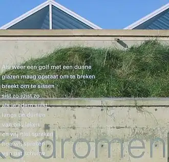 'De transparant': glaswand met literaire teksten bij Museum Beelden aan Zee, Scheveningen, 1998. Wim Quist architectuur; Homan typografie.