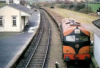 Station in 1982 met passerende goederentrein