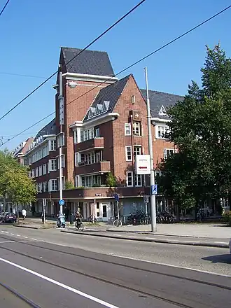 Huizen in Amsterdamse school-stijl aan de Beethovenstraat - foto, september 2005