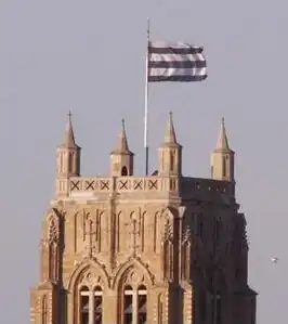 Het belfort van Duinkerke met de Duinkerkse vlag