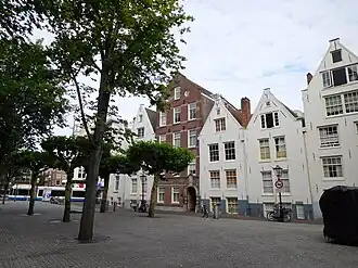 Poortgebouw in baksteen (augustus 2018)