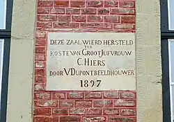 Gedenksteen in de gevel van de Grote Zaal (1897)