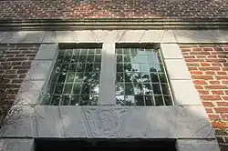 Inkom begijnenhuisje N-zijde met wapen Anna Margaretha van Hilst en datum 1707