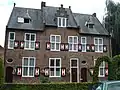 Drie huizen in neotraditionele stijl