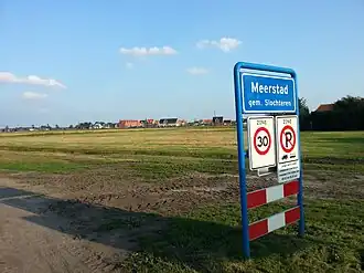 Plaatsnaambord van Meerstad aan de Driemerenweg bij Meeroevers