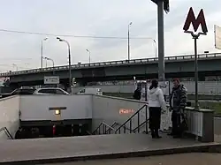 De toegang tot het station