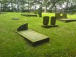 Gezicht op een aantal graven