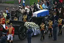 Gele Rijders begeleiden de kist van prins Bernhard