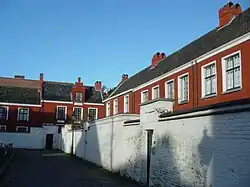 Begijnenhuisjes van het eind van de 17e eeuw. De meeste huisjes werden in ossenbloed geschilderd. Deze huisjes (nrs. 133 tot 141) behoorden tot de tweede fase van de restauratie