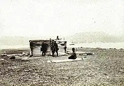 Expeditieleden van de Nederlandse expeditie naar de Noordelijke IJszee van 1881 voor de overblijfselen van 't Behouden Huys. (Het is de vraag of dit daadwerkelijk het Behouden Huys is. Dat was namelijk 6 m. breed en 10 m. lang en bij de vondst in 1871 al behoorlijk ingestort. Bovendien meldt Zeeberg, J.J. (2007) dat deze expeditie het Behouden Huys niet heeft weten te bereiken [p. 87])