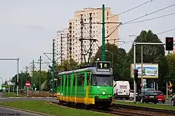 Een dubbelgelede Beijnestram overgenomen uit Amsterdam, de 806 op lijn 1.