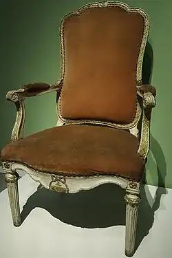 Vermoedelijke presidentsstoel uit 1785, waarvan het ontwerp toegeschreven wordt aan Berend Bekenkamp (nu in het Groninger Museum)