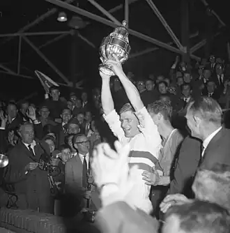 Fortuna-aanvoerder Peter Benen met de beker na winst op ADO in 1964