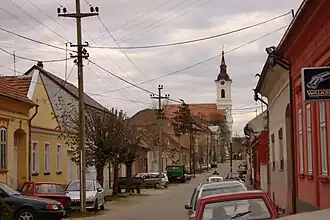 Straatbeeld met rooms-katholieke kerk