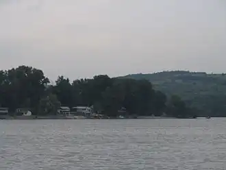 Bela Stena, gezien vanaf de rivier