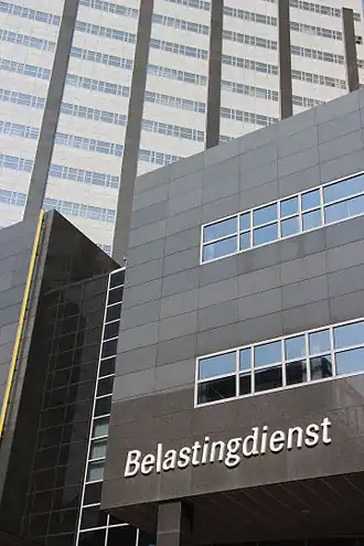 Foto van de voorgevel van het Belastingdienstkantoor in Amsterdam.