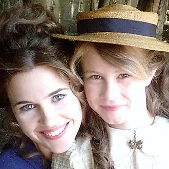 Anna Favella (links)