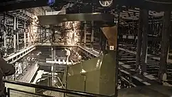 Gondel die de bezoeker doorheen een deel van het gebouw voert