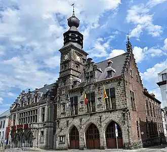 Het belfort en het stadhuis