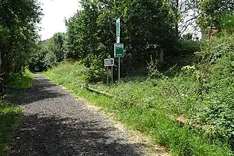 Station Villeroux naast de pre-RAVeL op de voormalige spoorbaan. Rechts de resten van het perron en een betonnen wachthuisje.