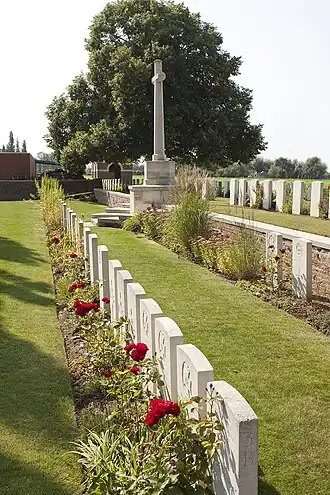 Overzicht met Cross of Sacrifice
