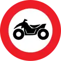 C6: Verboden toegang voor bestuurders van motorvoertuigen met vier wielen, geconstrueerd voor onverhard terrein, met een open carrosserie, een stuur als op een motorfiets en een zadel.