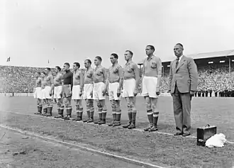 Kuppen (staand 2e van rechts) als speler van Sittard in het Nederlands elftal (30 mei 1946)