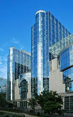 Achterzijde van het Altiero Spinelligebouw van uit de Wiertzstraat