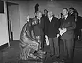 De Mijnwerker tijdens de opening van de tentoonstelling (Amsterdam, 16 maart 1951)