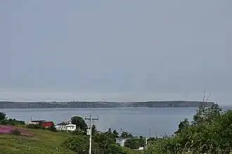 Bell Island met zijn karakteristieke steile kliffen gezien vanuit het dorp Portugal Cove
