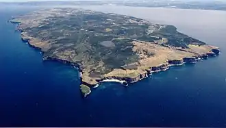 Luchtbeeld van Bell Island gezien vanuit het zuidwesten met The Bell in de voorgrond