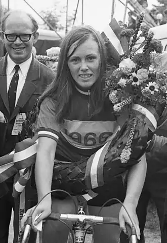 Bella Hage met haar vader in 1968