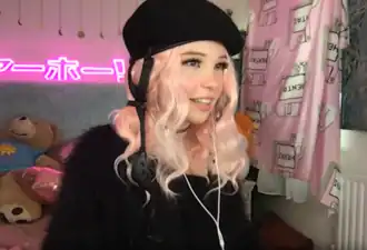 Belle Delphine tijdens een podcast in 2020