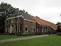Boerderij van het Oldambster type in ambachtelijk-traditionele stijl met eclectische elementen