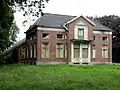 Dwarshuisboerderij in eclectische stijl met classicistische motieven