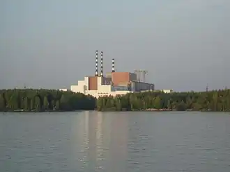 Hoofdgebouw gezien vanaf het Belojarskbekken