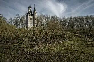 De Belvedèretoren op de fortsite.