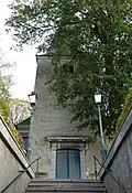 Kerktoren met trappartij