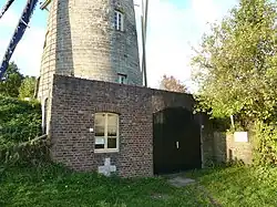 Onderbouw met ingemetseld moordkruis