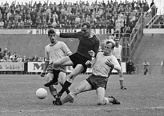 Ben Aarts uitkomend voor DOS tussen twee Sittardia-spelers (1966)